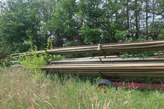 Vogn med rør til vandingsanlæg