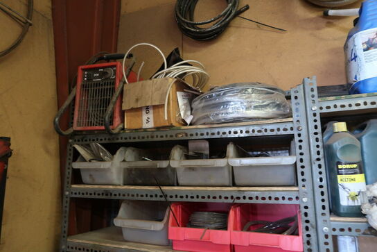 2 stk. lagerreoler med div. Reservedele, plejemidler m.m.