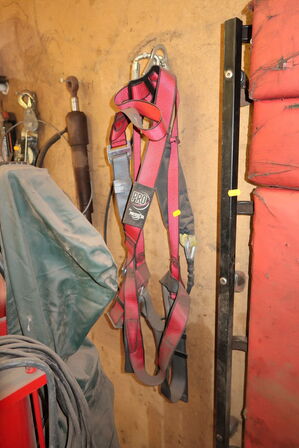 Liggebræt, faldsikringsudstyr m.m.