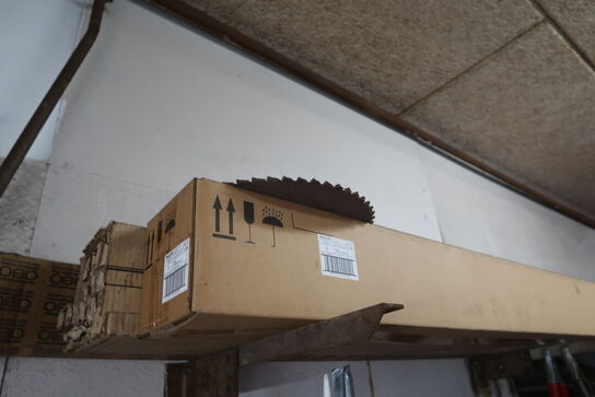 Bord/reol med indhold