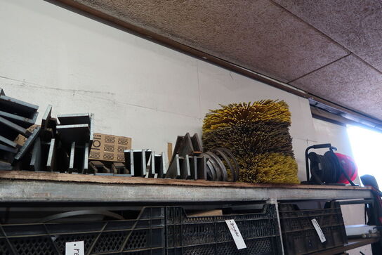 Reol med div. Reservedele og værktøj