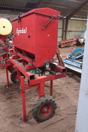 Rækkegødningsmaskine EGEDAL (Se vedhæftede faktura)