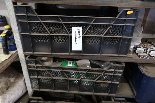 Reol med div. Reservedele og værktøj