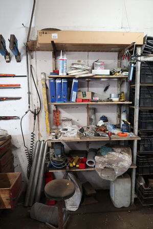 Bord/reol med indhold