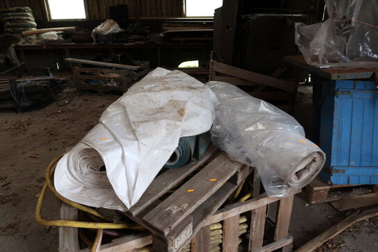 Palle med vandslange, presenning m.m.