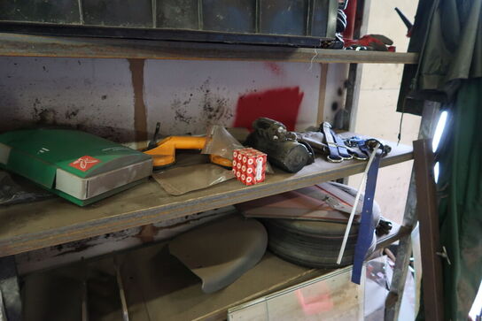 Reol med div. Reservedele og værktøj