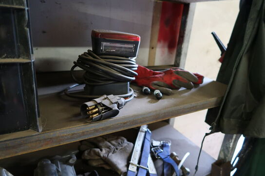 Reol med div. Reservedele og værktøj