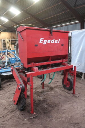 Rækkegødningsmaskine EGEDAL (Se vedhæftede faktura)