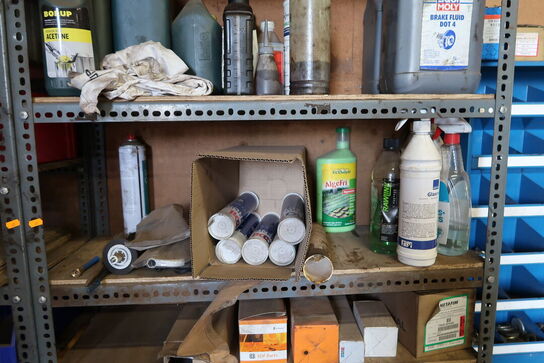 2 stk. lagerreoler med div. Reservedele, plejemidler m.m.