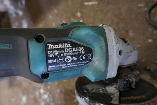 2 stk. akku håndværktøj MAKITA DGA506, DHH486 med 2 stk. batterier og lader