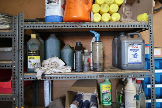 2 stk. lagerreoler med div. Reservedele, plejemidler m.m.