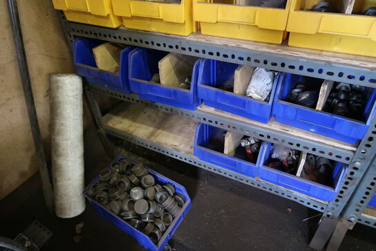 2 stk. lagerreoler med div. Reservedele, plejemidler m.m.