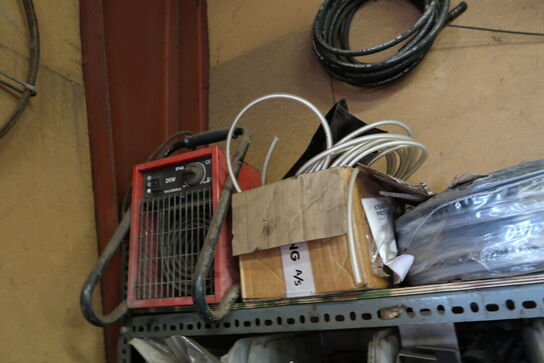 2 stk. lagerreoler med div. Reservedele, plejemidler m.m.