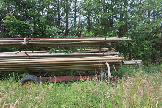 Vogn med rør til vandingsanlæg