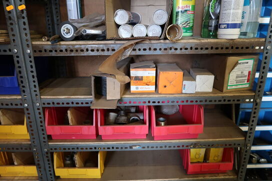 2 stk. lagerreoler med div. Reservedele, plejemidler m.m.