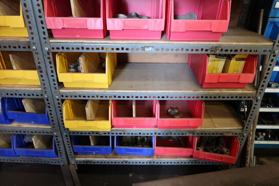 2 stk. lagerreoler med div. Reservedele, plejemidler m.m.