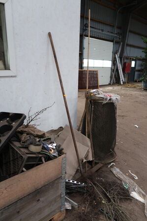 Skraldespand, palle med pallerammer m.m.