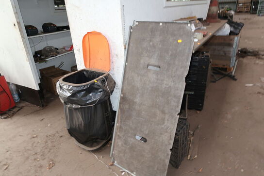 Skraldespand, palle med pallerammer m.m.