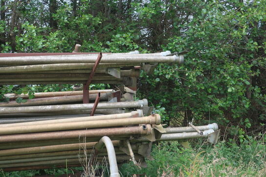 Vogn med rør til vandingsanlæg