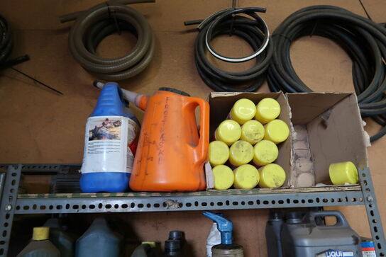 2 stk. lagerreoler med div. Reservedele, plejemidler m.m.