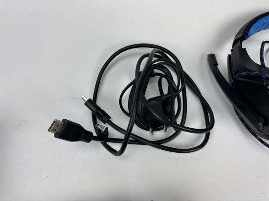 Playstation 4 - inkl. 2 joystick, 3 spil & høretelefoner MOMSFRI
