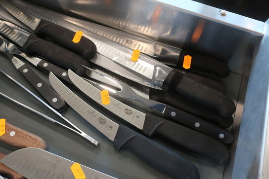 Diverse knive med sorte skafter