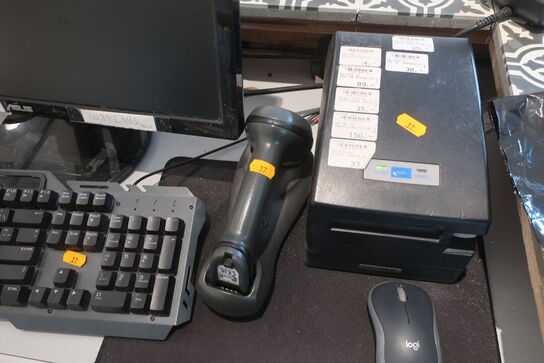Monitor, labelprinter, tastatur, mus, pengeskuffe og scanner