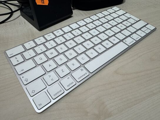 Tastatur APPLE, headset JABRA