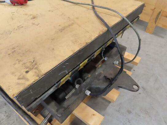 Hæve/sænkebord max 3000 kg. inkl. løftestang