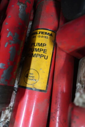 Pumpe samt værktøjskasse 