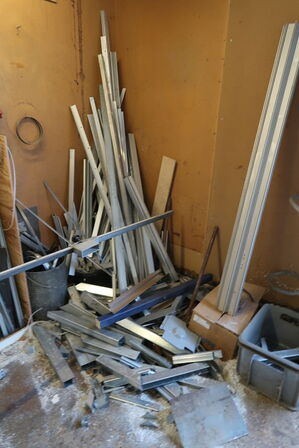 Diverse metal rester 