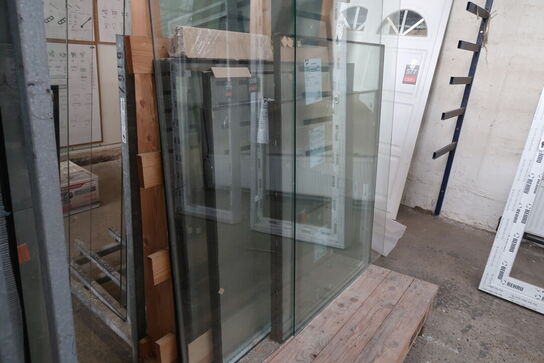 3 stk. Glasstativer med indhold 