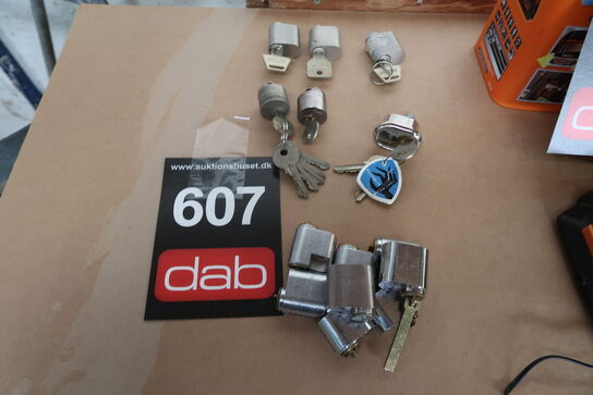 Diverse cylinder med nøgler MOMSFRI