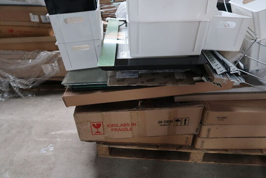 Palle med div. Reservedele bl.a. køleskabsdøre m.m.