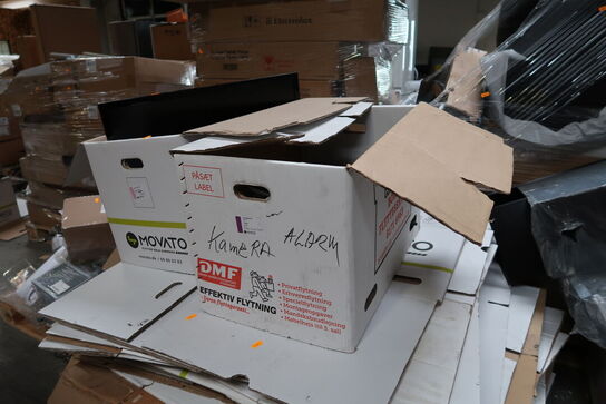 Palle med div. Flyttekasser og elektronik