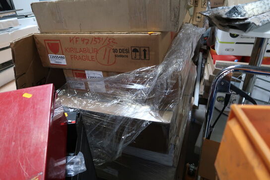 Palle med div. Reservedele bl.a. køleskabsdøre m.m.