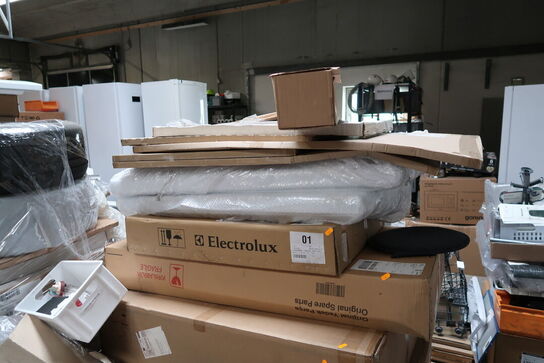 Palle med div. Reservedele bl.a. køleskabsdøre m.m.