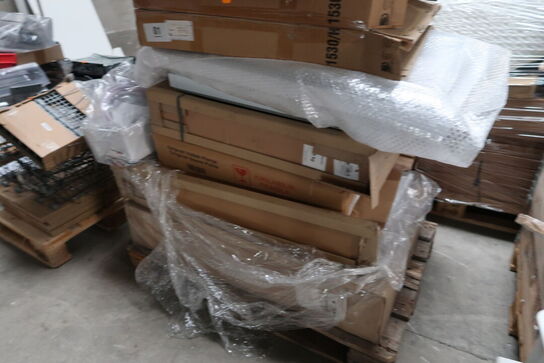 Palle med div. Reservedele bl.a. køleskabsdøre m.m.