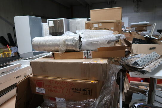 Palle med div. Reservedele bl.a. køleskabsdøre m.m.