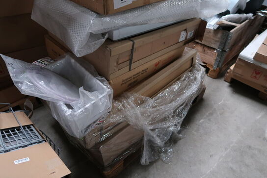 Palle med div. Reservedele bl.a. køleskabsdøre m.m.