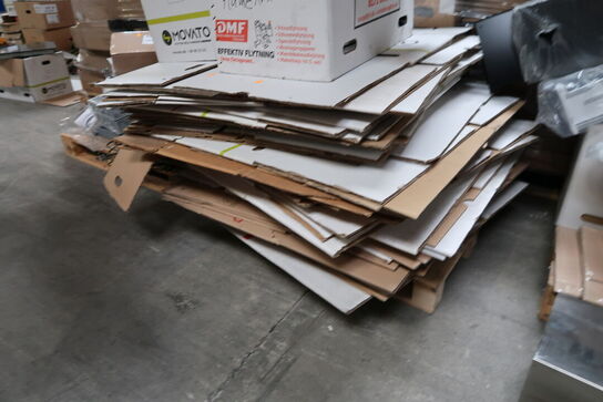 Palle med div. Flyttekasser og elektronik