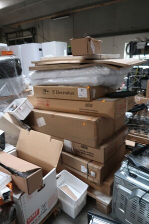 Palle med div. Reservedele bl.a. køleskabsdøre m.m.