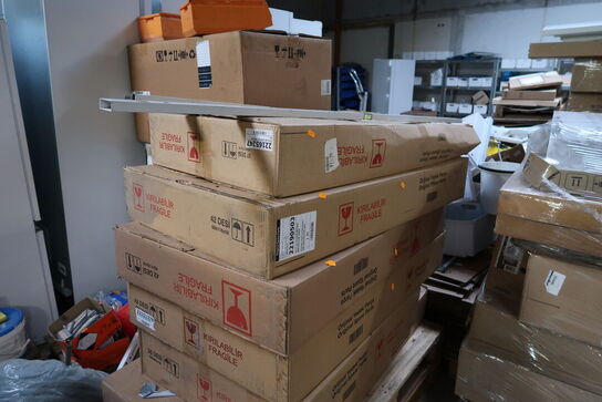 Palle med div. Reservedele bl.a. køleskabsdøre m.m.