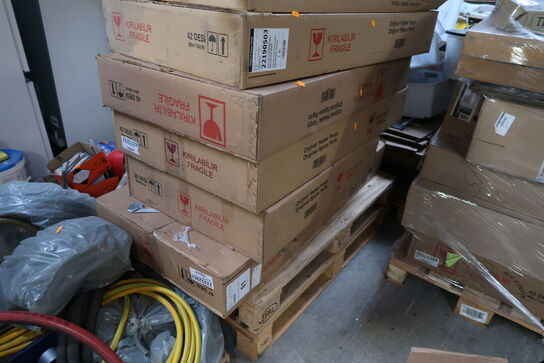 Palle med div. Reservedele bl.a. køleskabsdøre m.m.