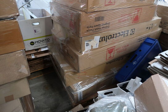 Palle med div. Reservedele bl.a. køleskabsdøre m.m.