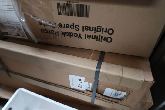 Palle med div. Reservedele bl.a. køleskabsdøre m.m.