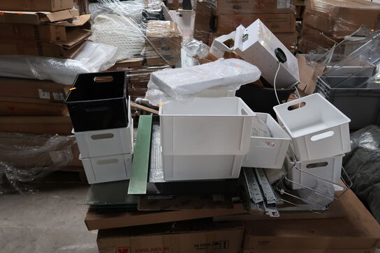 Palle med div. Reservedele bl.a. køleskabsdøre m.m.