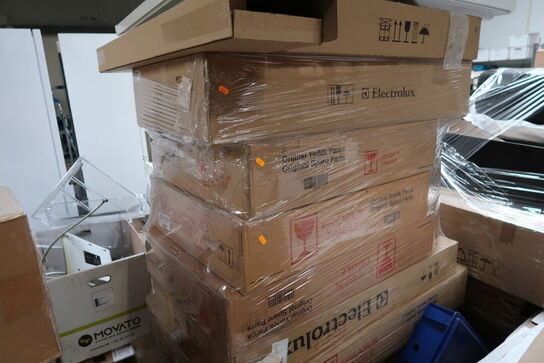 Palle med div. Reservedele bl.a. køleskabsdøre m.m.