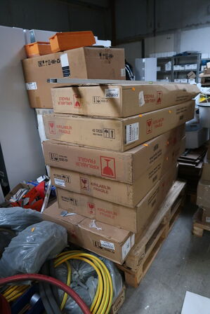 Palle med div. Reservedele bl.a. køleskabsdøre m.m.