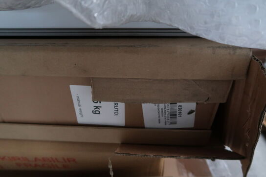 Palle med div. Reservedele bl.a. køleskabsdøre m.m.